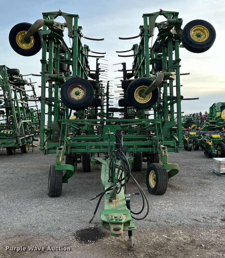 image for item DQ1574 2001 John Deere 2400 chisel