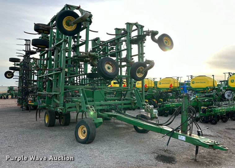 image for item DQ1574 2001 John Deere 2400 chisel