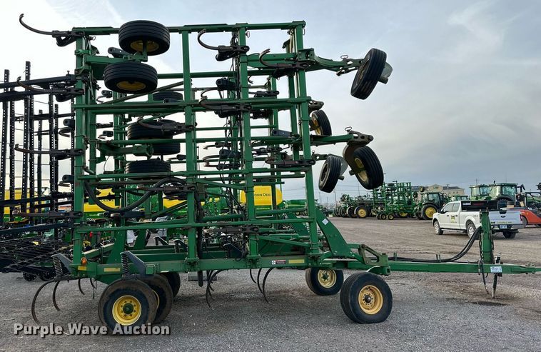 image for item DQ1574 2001 John Deere 2400 chisel