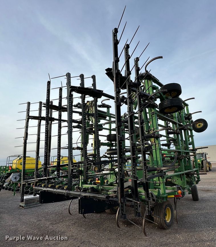 image for item DQ1574 2001 John Deere 2400 chisel