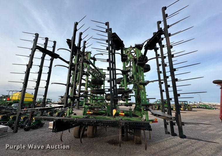 image for item DQ1574 2001 John Deere 2400 chisel