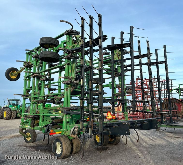 image for item DQ1574 2001 John Deere 2400 chisel