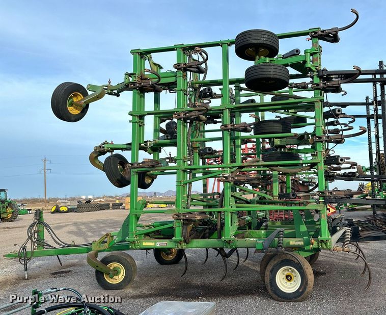 image for item DQ1574 2001 John Deere 2400 chisel