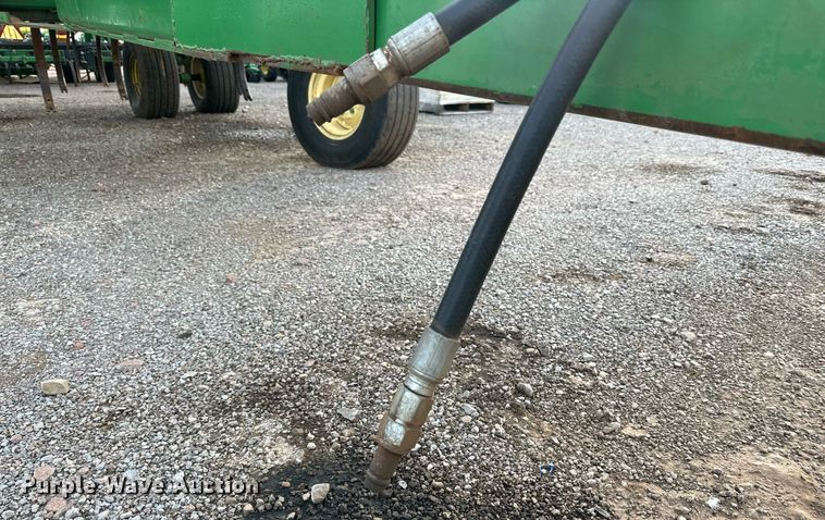 image for item DQ1574 2001 John Deere 2400 chisel