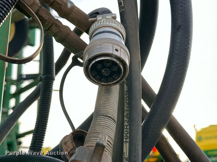 image for item DQ1574 2001 John Deere 2400 chisel