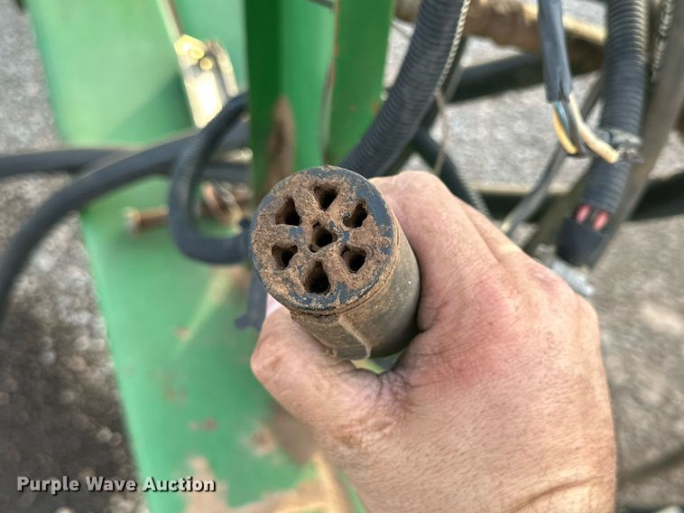 image for item DQ1574 2001 John Deere 2400 chisel