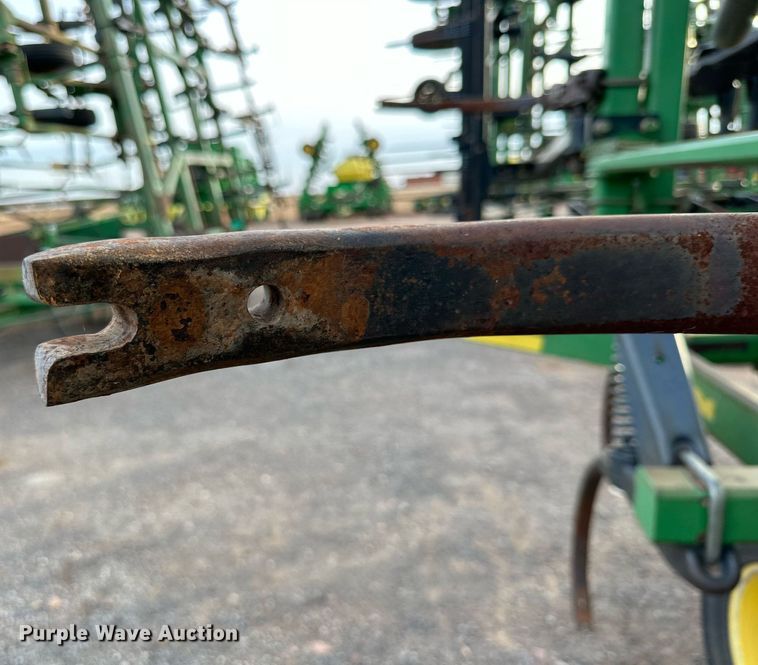 image for item DQ1574 2001 John Deere 2400 chisel