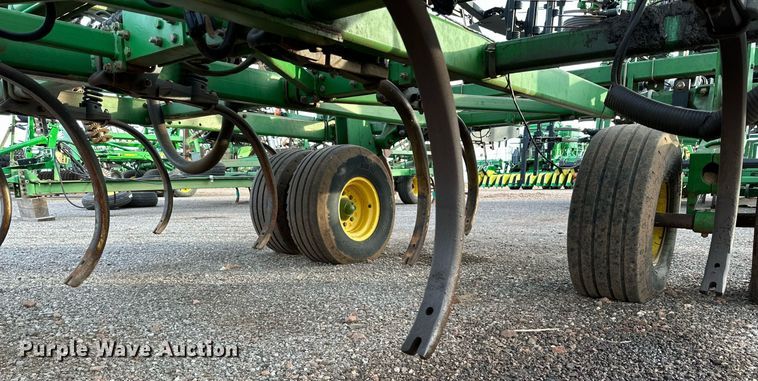 image for item DQ1574 2001 John Deere 2400 chisel