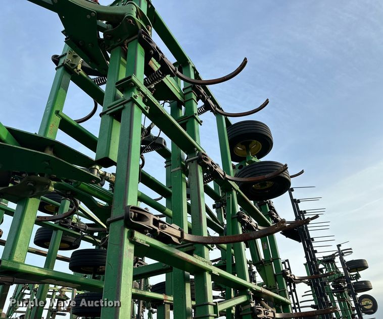 image for item DQ1574 2001 John Deere 2400 chisel