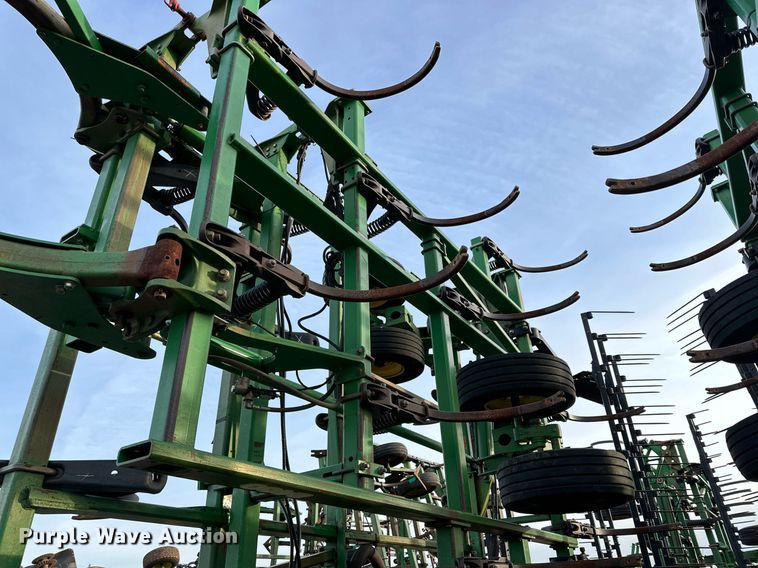 image for item DQ1574 2001 John Deere 2400 chisel