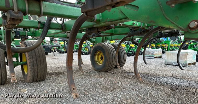 image for item DQ1574 2001 John Deere 2400 chisel