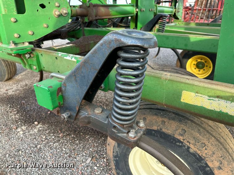 image for item DQ1574 2001 John Deere 2400 chisel