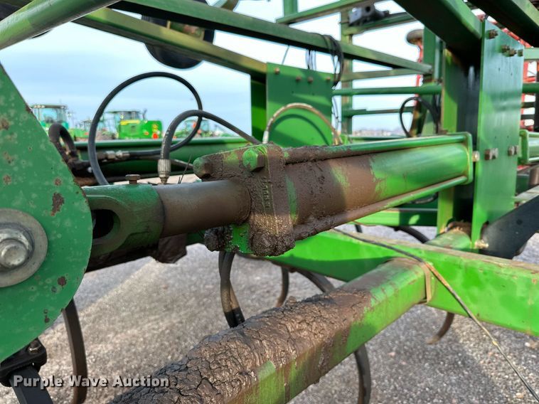 image for item DQ1574 2001 John Deere 2400 chisel