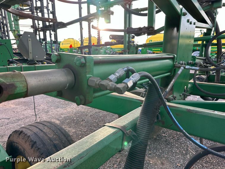 image for item DQ1574 2001 John Deere 2400 chisel