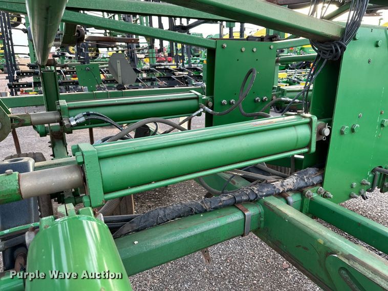 image for item DQ1574 2001 John Deere 2400 chisel