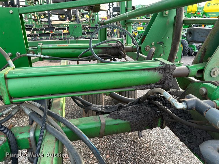 image for item DQ1574 2001 John Deere 2400 chisel