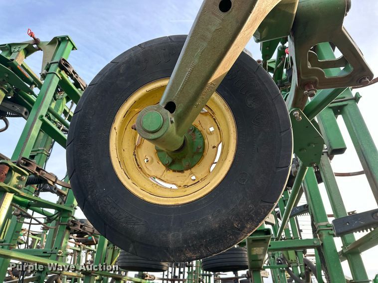 image for item DQ1574 2001 John Deere 2400 chisel