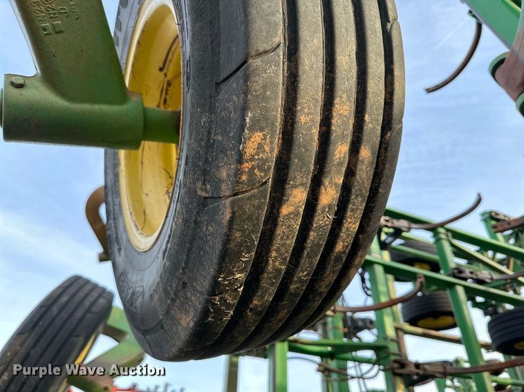 image for item DQ1574 2001 John Deere 2400 chisel