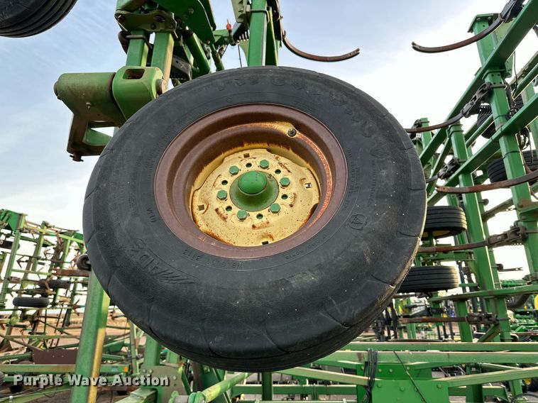 image for item DQ1574 2001 John Deere 2400 chisel