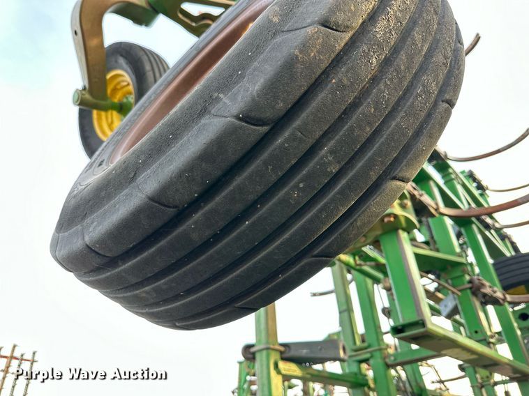 image for item DQ1574 2001 John Deere 2400 chisel