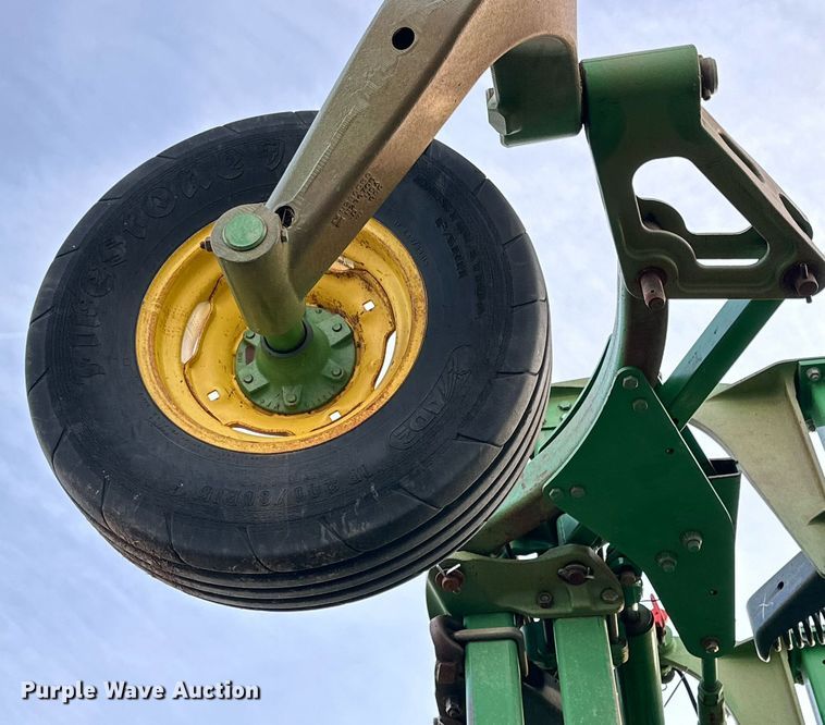 image for item DQ1574 2001 John Deere 2400 chisel