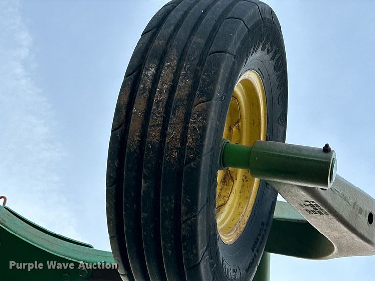 image for item DQ1574 2001 John Deere 2400 chisel