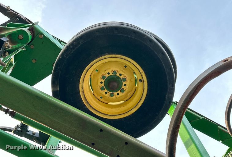 image for item DQ1574 2001 John Deere 2400 chisel