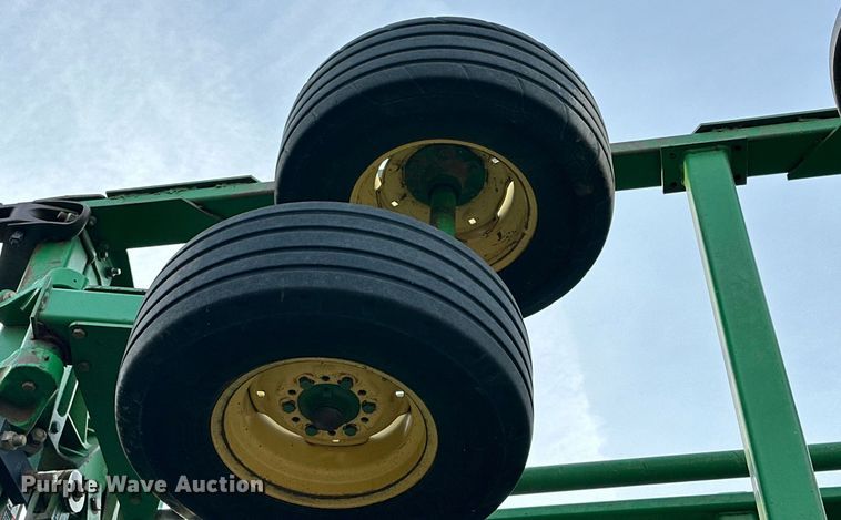 image for item DQ1574 2001 John Deere 2400 chisel