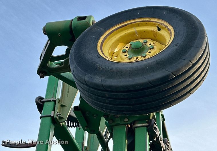 image for item DQ1574 2001 John Deere 2400 chisel