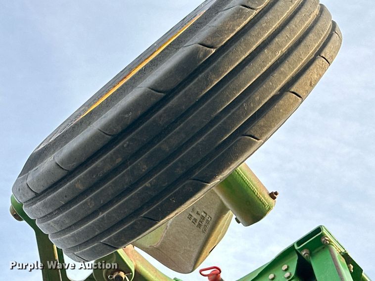 image for item DQ1574 2001 John Deere 2400 chisel