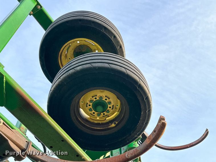 image for item DQ1574 2001 John Deere 2400 chisel