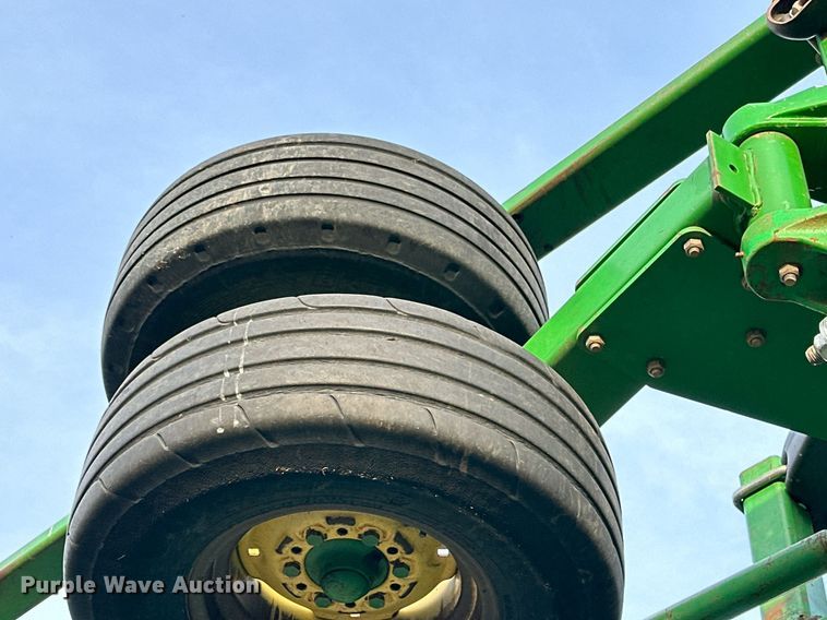 image for item DQ1574 2001 John Deere 2400 chisel