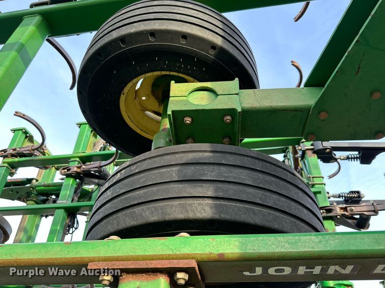 image for item DQ1574 2001 John Deere 2400 chisel