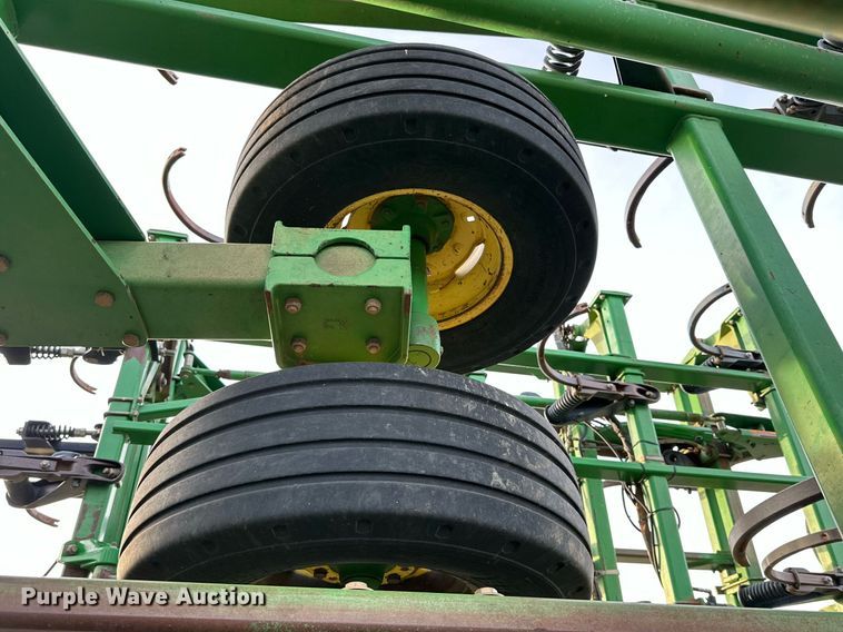 image for item DQ1574 2001 John Deere 2400 chisel