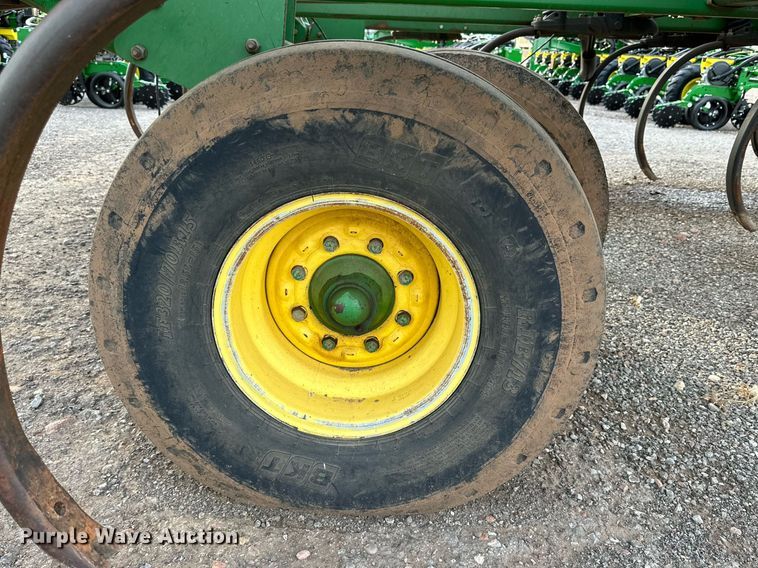 image for item DQ1574 2001 John Deere 2400 chisel