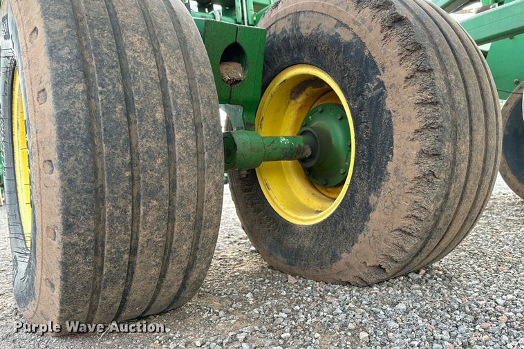 image for item DQ1574 2001 John Deere 2400 chisel