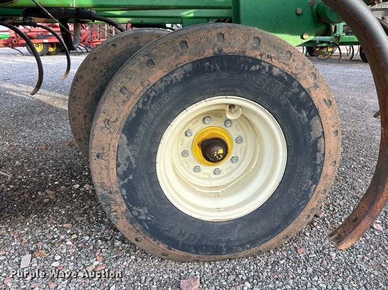 image for item DQ1574 2001 John Deere 2400 chisel