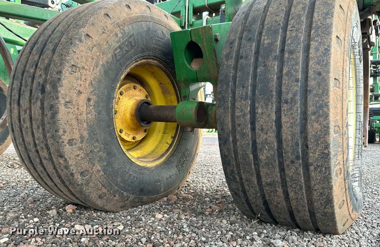 image for item DQ1574 2001 John Deere 2400 chisel