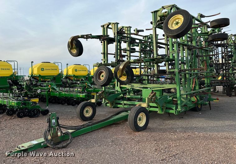 image for item DQ1575 2000 John Deere 2400 chisel