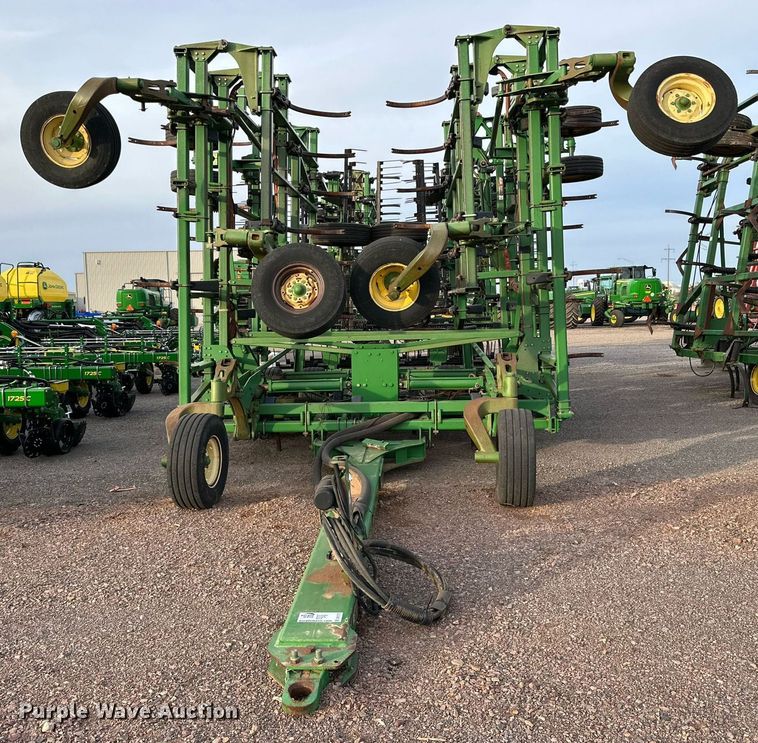 image for item DQ1575 2000 John Deere 2400 chisel