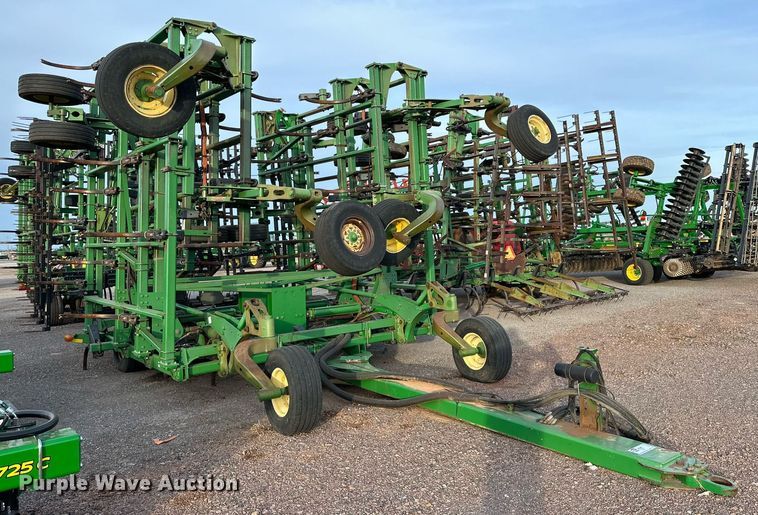 image for item DQ1575 2000 John Deere 2400 chisel