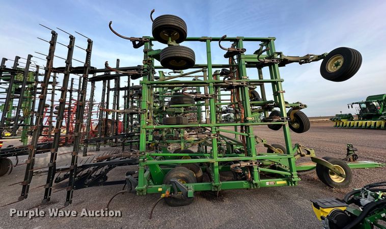 image for item DQ1575 2000 John Deere 2400 chisel