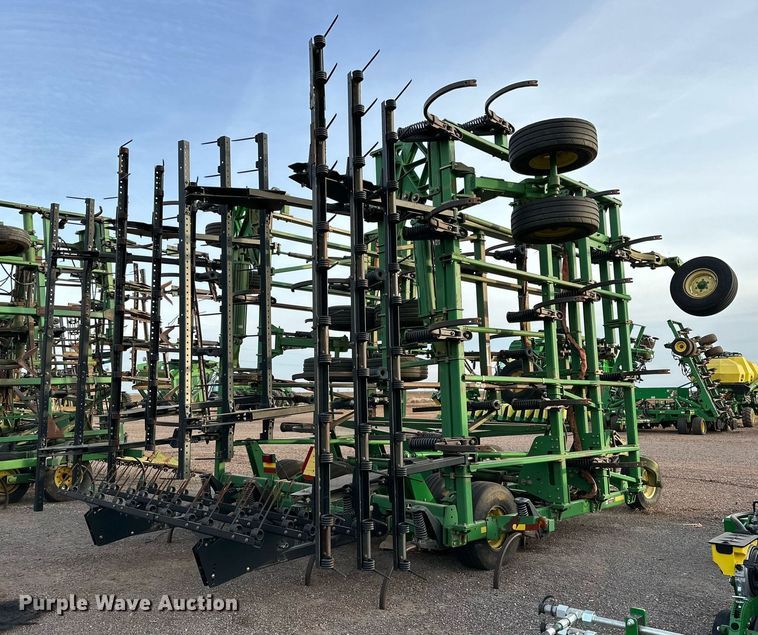 image for item DQ1575 2000 John Deere 2400 chisel