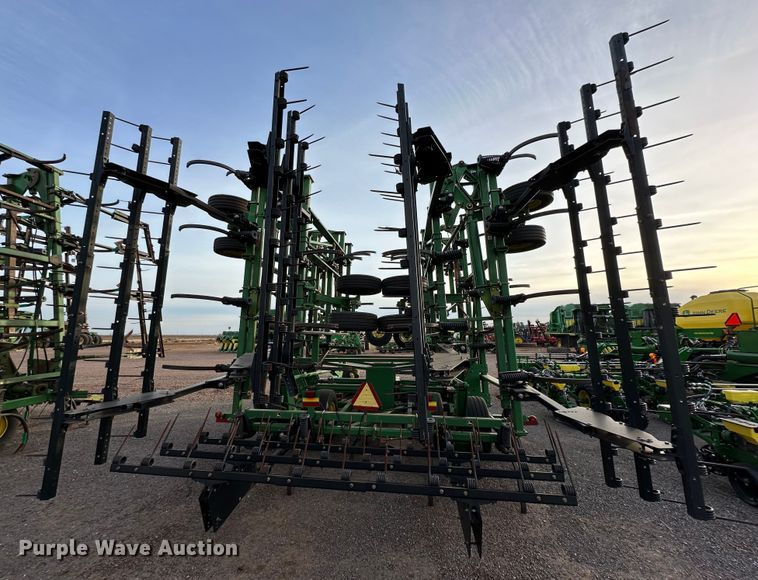 image for item DQ1575 2000 John Deere 2400 chisel