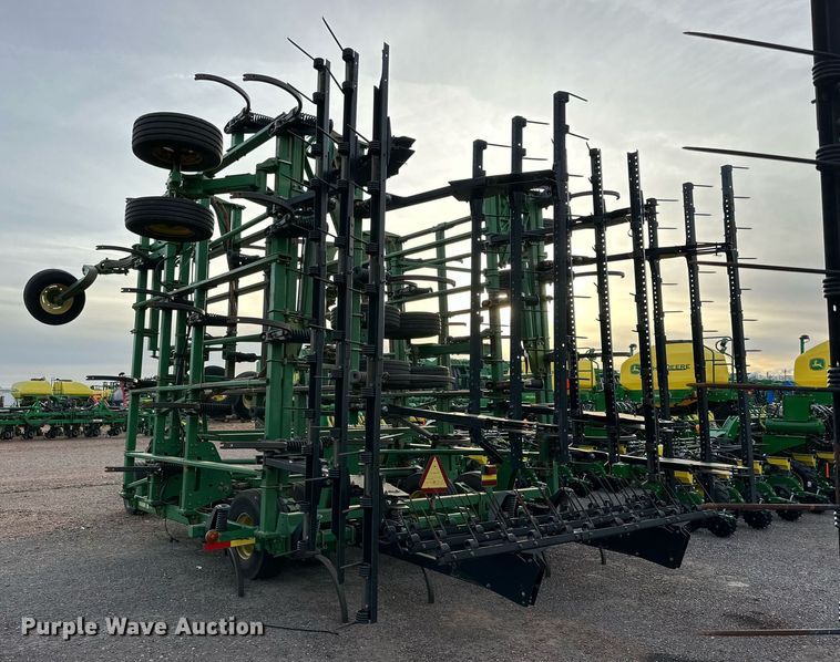 image for item DQ1575 2000 John Deere 2400 chisel