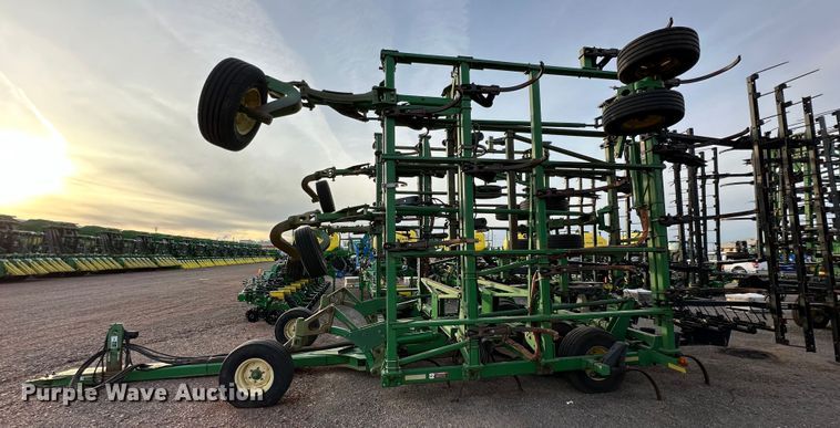 image for item DQ1575 2000 John Deere 2400 chisel