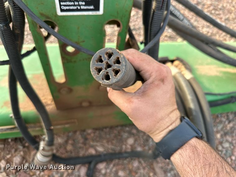 image for item DQ1575 2000 John Deere 2400 chisel