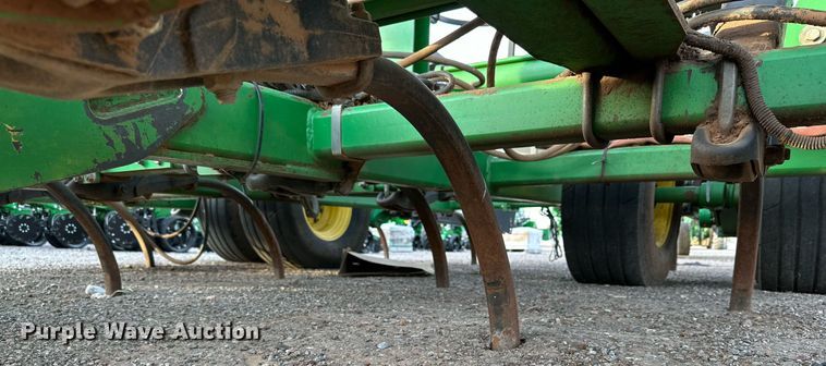 image for item DQ1575 2000 John Deere 2400 chisel