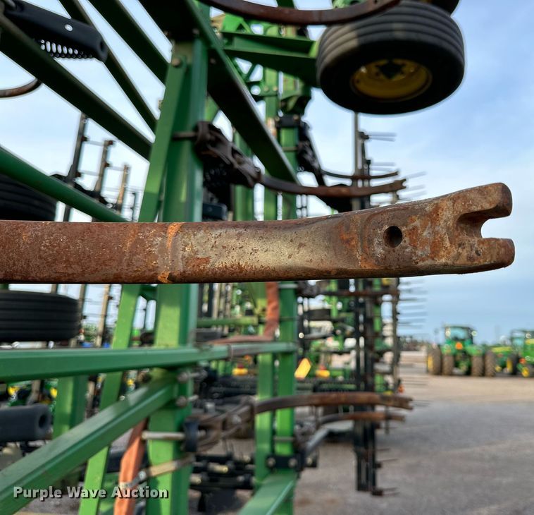 image for item DQ1575 2000 John Deere 2400 chisel