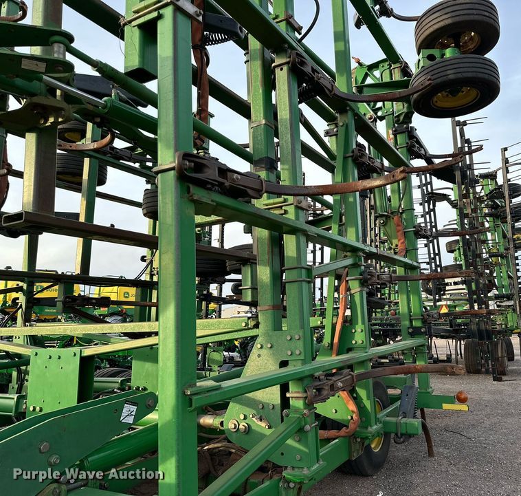 image for item DQ1575 2000 John Deere 2400 chisel